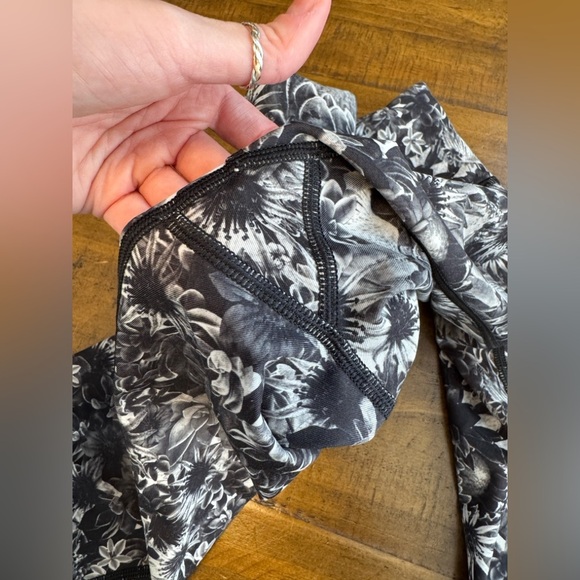 LULULEMON Flowabunga floral crop Capri legging - Picture 8 of 9